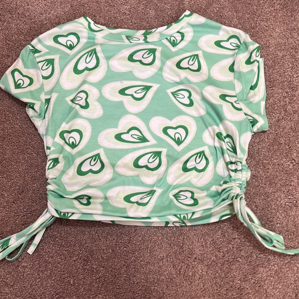 Green heart pattern tee